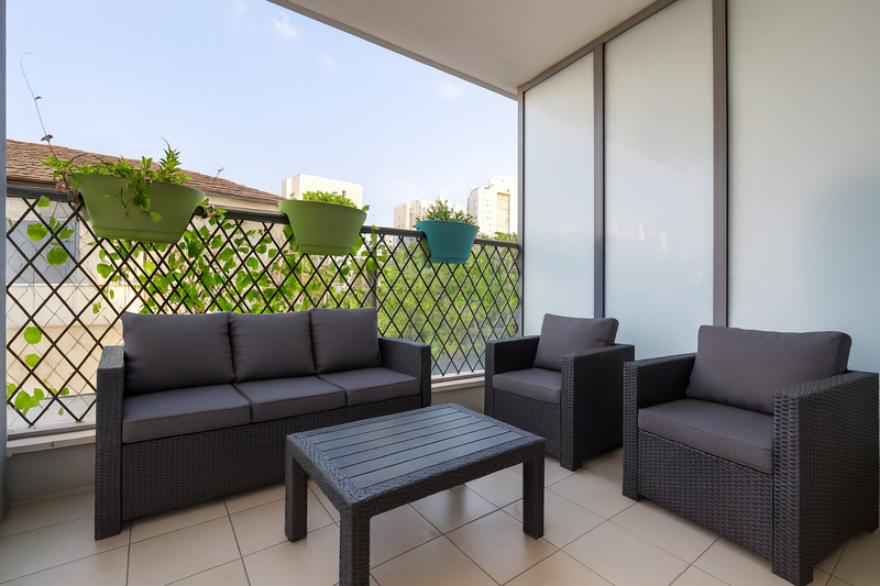 במרחק של כמה צעדים מהמרכז של מרום נווה