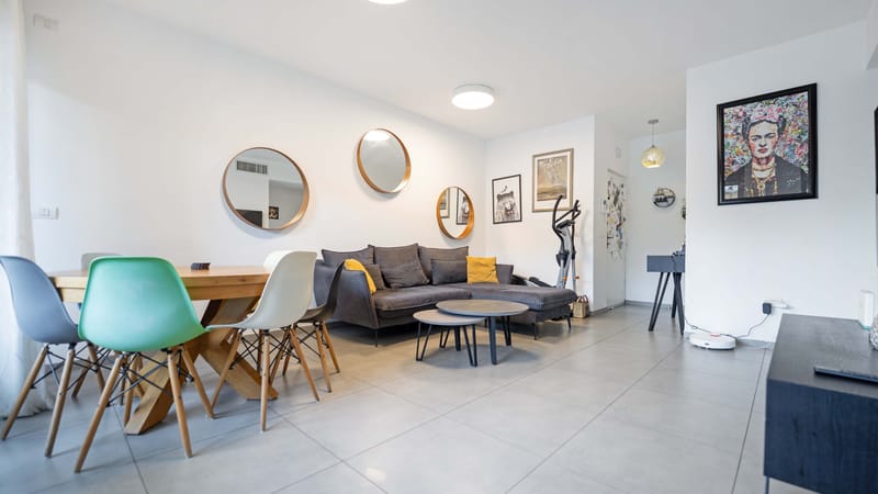 במרחק של כמה צעדים מהמרכז של מרום נווה