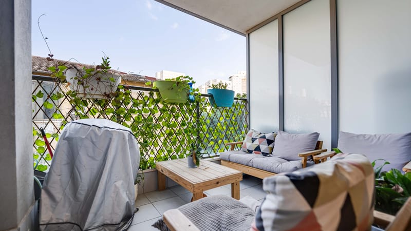 במרחק של כמה צעדים מהמרכז של מרום נווה