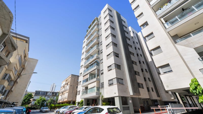 במרחק של כמה צעדים מהמרכז של מרום נווה