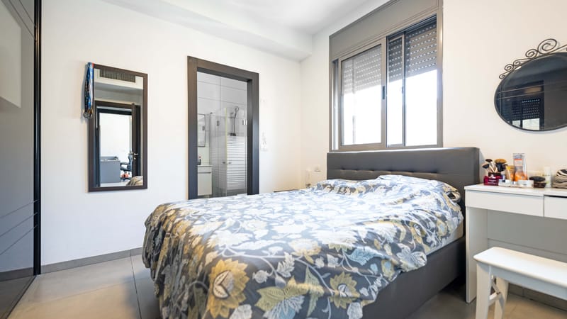 במרחק של כמה צעדים מהמרכז של מרום נווה