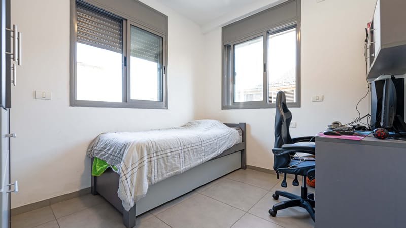 במרחק של כמה צעדים מהמרכז של מרום נווה