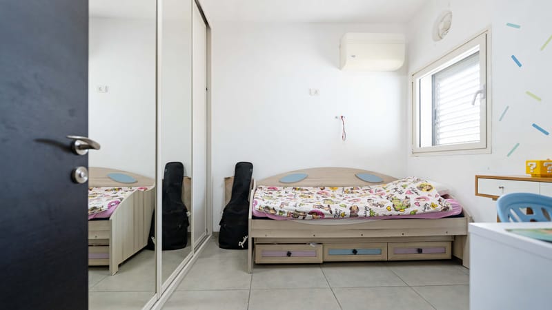 במרחק של כמה צעדים מהמרכז של מרום נווה