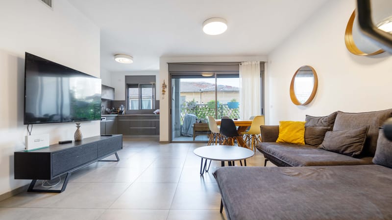 במרחק של כמה צעדים מהמרכז של מרום נווה