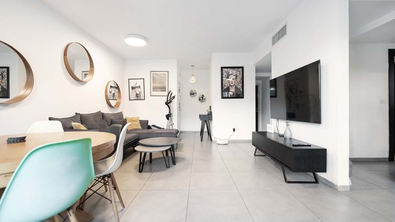 במרחק של כמה צעדים מהמרכז של מרום נווה