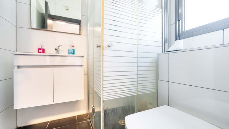 במרחק של כמה צעדים מהמרכז של מרום נווה