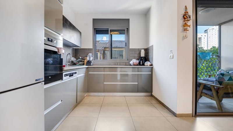 במרחק של כמה צעדים מהמרכז של מרום נווה