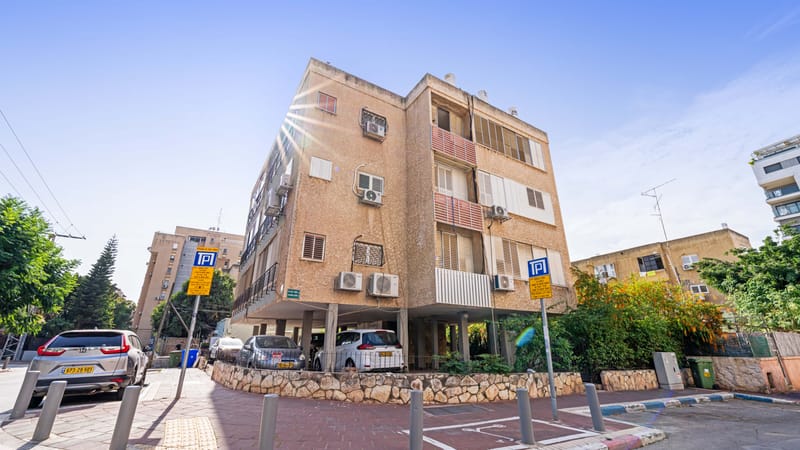 דירת 3.5 חדרים ענקית של פעם עם חניה בטאבו במחיר אטרקטיבי!