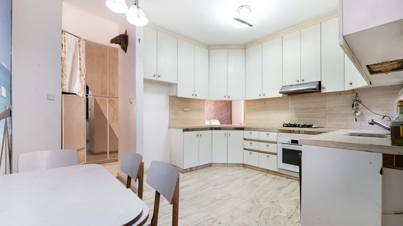 4 חדרים גדולים של פעם. אחד הרחובות השקטים והמבוקשים ביותר בשכונת תל יהודה.