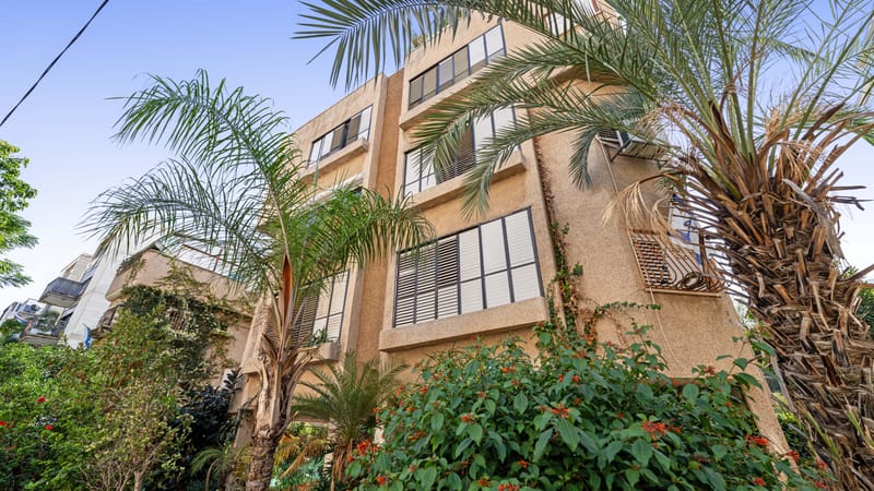 4 חדרים גדולים של פעם. אחד הרחובות השקטים והמבוקשים ביותר בשכונת תל יהודה.