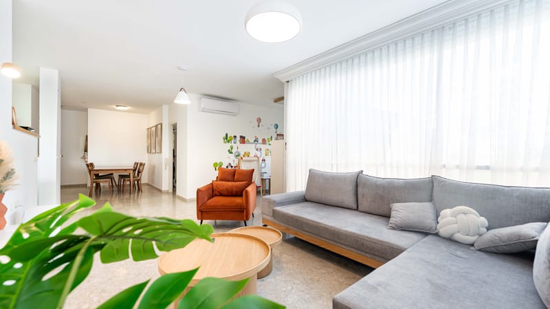 דירת 4 חדרים במקור שהוסבה ל3 | רחוב פנקס, ר״ג