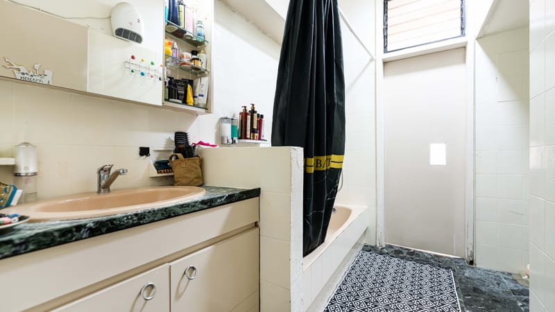 דירה ענקית עם פוטנציאל השבחה מובהק - מתאימה במיוחד לחלוקה חוקית לסוויטות.