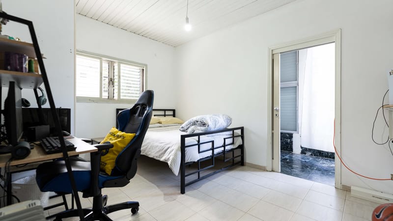 דירה ענקית עם פוטנציאל השבחה מובהק - מתאימה במיוחד לחלוקה חוקית לסוויטות.