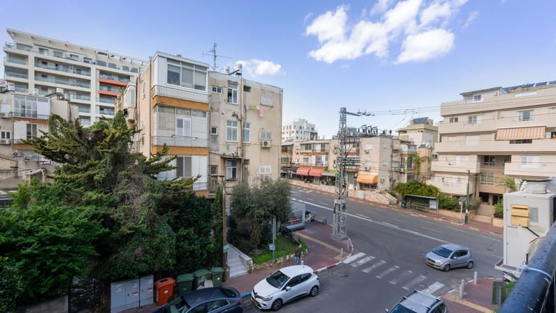 דירה ענקית עם פוטנציאל השבחה מובהק - מתאימה במיוחד לחלוקה חוקית לסוויטות.