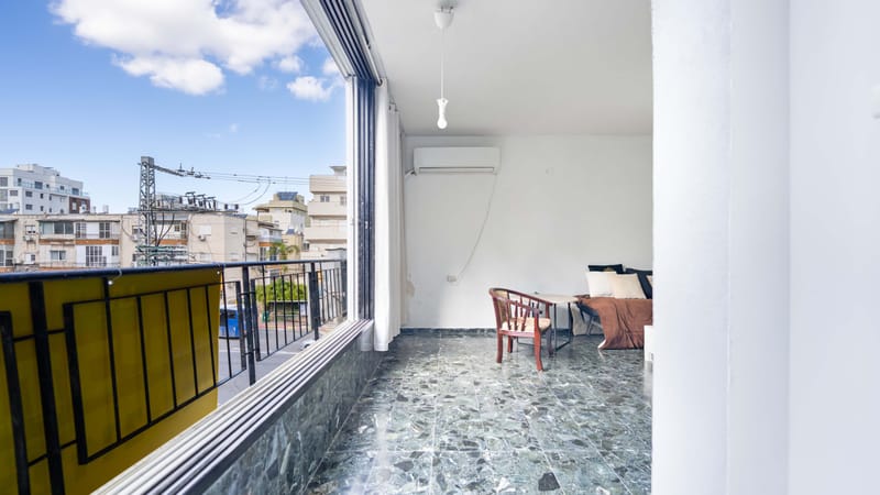 דירה ענקית עם פוטנציאל השבחה מובהק - מתאימה במיוחד לחלוקה חוקית לסוויטות.