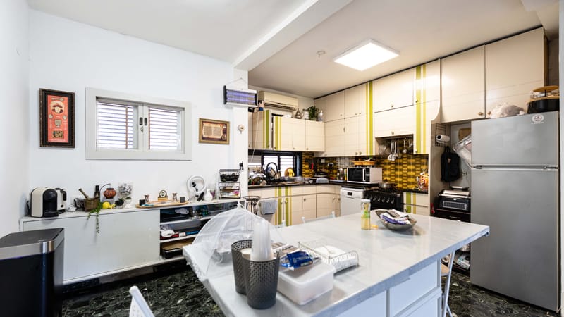 דירה ענקית עם פוטנציאל השבחה מובהק - מתאימה במיוחד לחלוקה חוקית לסוויטות.