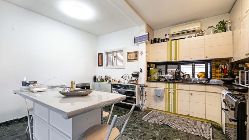 דירה ענקית עם פוטנציאל השבחה מובהק - מתאימה במיוחד לחלוקה חוקית לסוויטות.