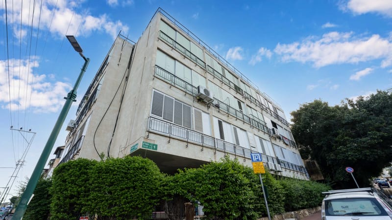 דירה ענקית עם פוטנציאל השבחה מובהק - מתאימה במיוחד לחלוקה חוקית לסוויטות.