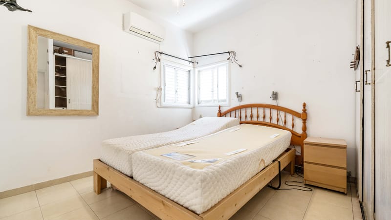 4 חדרים גדולים של פעם. אחד הרחובות השקטים והמבוקשים ביותר בשכונת תל יהודה.