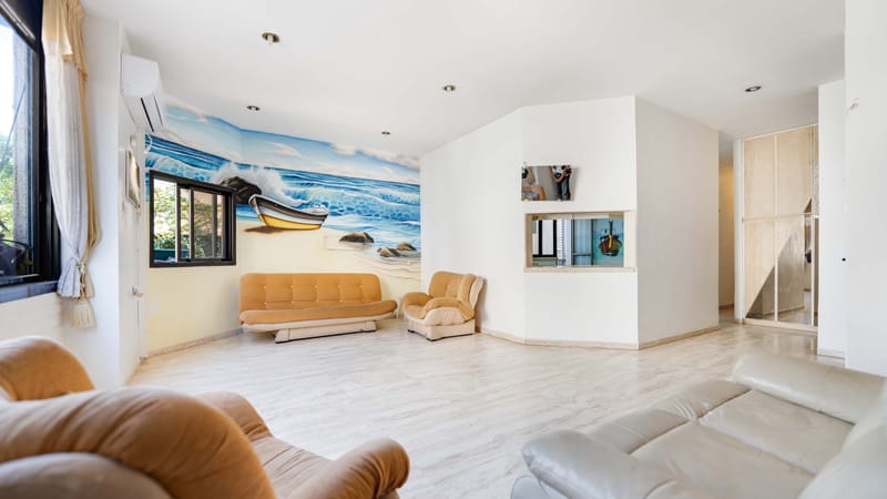 4 חדרים גדולים של פעם. אחד הרחובות השקטים והמבוקשים ביותר בשכונת תל יהודה.