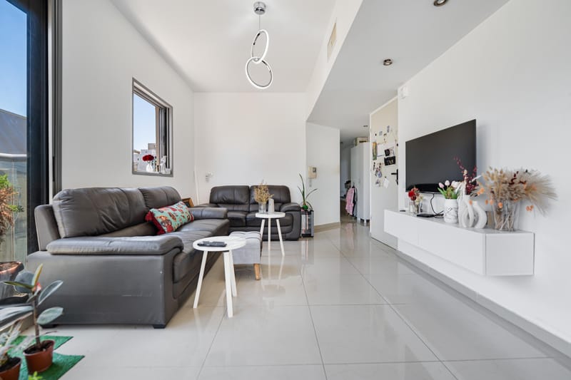 למכירה - 3.5 חדרים - רח' הסנה, שכ' יד לבנים, ר"ג