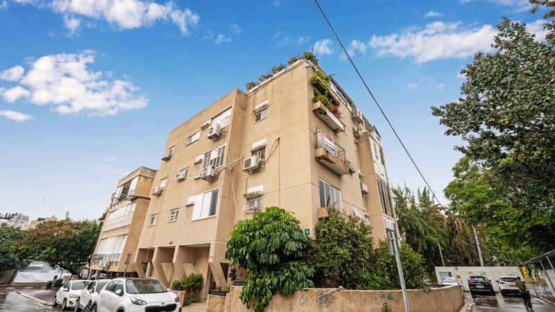 דירת 4 חדרים עם מעלית וחנייה במחיר מטורף!