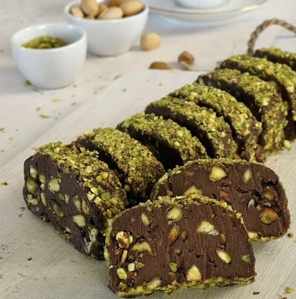 SALAME DE CHOCOLATE COM PISTACHIO