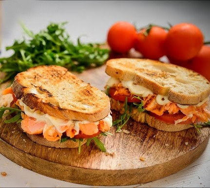 TOSTA DE SALMÃO, RUCULA E MAIONESE DE ALHO