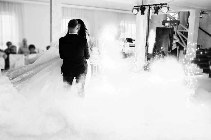 Magia chwili z ciężkim dymem – pierwszy taniec i tort w wyjątkowej oprawie! ✨