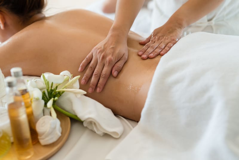 Qu’est-ce qu’un massage californien ou relaxant ? Le massage californien est une technique de massage de relaxation qui se caractérise par sa douceur. Il se pratique à l’aide de grands mouvements sur l’ensemble du corps. Trois parties du corps sont particulièrement travaillées lors de ce massage : le buste, le ventre et le dos.  Traditionnellement, on dit que le surnom du massage californien est le “toucher du coeur”. La raison ? Grâce aux gestes réalisés pendant un modelage californien, le massé peut accéder à un état de relaxation total. Il peut alors se connecter plus facilement à ses émotions et à son coeur.  Réservez un massage californien    Bien souvent, lorsque vous réservez un massage relaxant dans un institut, dans un spa ou avec un masseur ou une masseuse à domicile, vous réservez un massage californien.  En effet, ces deux massages sont les mêmes !  Le massage relaxant reprend les méthodes de soin du massage californien avec différentes manoeuvres :  le pétrissage des muscles l’effleurage des parties du corps des points de pressions ou le lissage de la peau Ces deux soins bien-être se caractérisent par des enchaînements doux et fluides. En tant que massé, vous ne devez ressentir aucune gêne ou douleur lors de ce soin.  Le massage californien ou massage relaxant est le soin le plus pratiqué dans les instituts de beauté. Il constitue une porte d’entrée intéressante pour se connecter à son corps à travers le modelage. On peut ensuite se tourner vers des massages plus dynamiques comme le massage deep tissue ou le massage suédois.  Quels sont les bienfaits du massage californien et du massage relaxant ? Le massage californien comme le massage relaxant, sont des soins aux nombreux bienfaits.  Tout d’abord, ils peuvent permettre de soulager certaines douleurs chroniques ou des douleurs musculaires.  De plus, lorsque la peau est pressée et massée avec de longs mouvements circulaires, cela permet une meilleure circulation sanguine et lymphatique des tissus.  Enfin, il est essentiel de rappeler que le massage vise la détente du corps et de l’esprit. Cette sensation de bien-être procurée par un massage est propice, in fine, à la réduction du stress et de l’anxiété.  Si le massage relaxation est réalisé le matin, il sera parfait pour aborder la journée en pleine conscience de son corps et plein d’énergie. Un massage le soir est bon pour se détacher de la nervosité ressentie dans la journée et préparer votre nuit.  Comment se déroule une séance de massage relaxant ? Une séance de massage relaxant qui reprend les mouvements de la technique californienne, dure entre 60 et 120 minutes. En fonction de vos besoins, le praticien pourra vous conseiller la durée de soin la plus adaptée.  Pour commencer, le masseur ou la masseuse débute toujours une séance de massage par des questions. Cela est nécessaire pour bien prendre connaissance de l’état de santé et physique du massé ainsi que son état de stress. Ces questions sont importantes pour adapter le massage et son intensité à votre situation personnelle et vos préférences.  La séance de massage peut maintenant débuter. Le massé est allongé, sur une table de massage ou sur le sol. Le massé porte généralement des sous-vêtements ou un maillot de bain. Une huile est appliquée pour favoriser l’état de relaxation.  Le massage relaxation se fait généralement par zone : d’abord le dos, puis le buste, puis les jambes, etc. Le massage de chaque zone débute par des effleurements lents et harmonieux. Puis, au fur et à mesure, les manœuvres seront plus appuyées. S’il existe des zones de tensions, on pourra s’y attarder plus en profondeur pour délier les nœuds. La séance se termine ensuite par un temps de repos avant de vous rhabiller.  Réservez un massage relaxant Ce qu’il faut savoir avant de réserver un massage En principe, le massage relaxant est celui qui est accessible au plus grand nombre car il est doux. Mais il existe des cas où il n’est pas conseillé :  Fièvre Maladie infectieuse Troubles circulatoires Troubles cardiaques Intervention chirurgicale récente Hémophilie, diabète ou cancer Grossesse Dans tous les cas, les massages relaxants sont des massages bien-être et non médicaux. N’hésitez pas à demander l’avis de votre médecin avant de réserver votre massage.  Comment réserver un massage relaxant ou californien à domicile ? Pour trouver un masseur ou une masseuse à domicile prêt à vous détendre à l’aide du massage relaxant ou californien, vous pouvez compter sur Wecasa.  Notre service d’aide et de bien-être à domicile est disponible partout en France. Il vous suffit de vous rendre sur notre site ou notre application.  Dans la liste des massages, sélectionnez le massage relaxant. Puis, indiquez vos disponibilités et votre adresse. Petit conseil : renseignez plusieurs créneaux horaires. Le paiement se fait ensuite par carte bancaire, en toute sécurité.  Nous avons déjà hâte de vous rencontrer !  Réservez une séance de massage