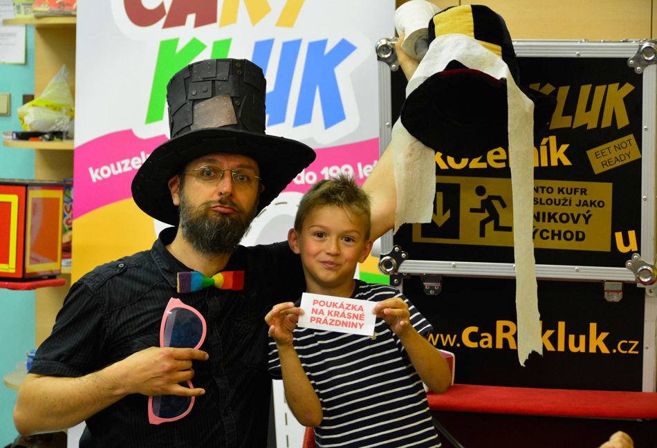 ČÁRY KLUK OPĚT S DOBRODRUHY NA HURÁ LÉTĚ