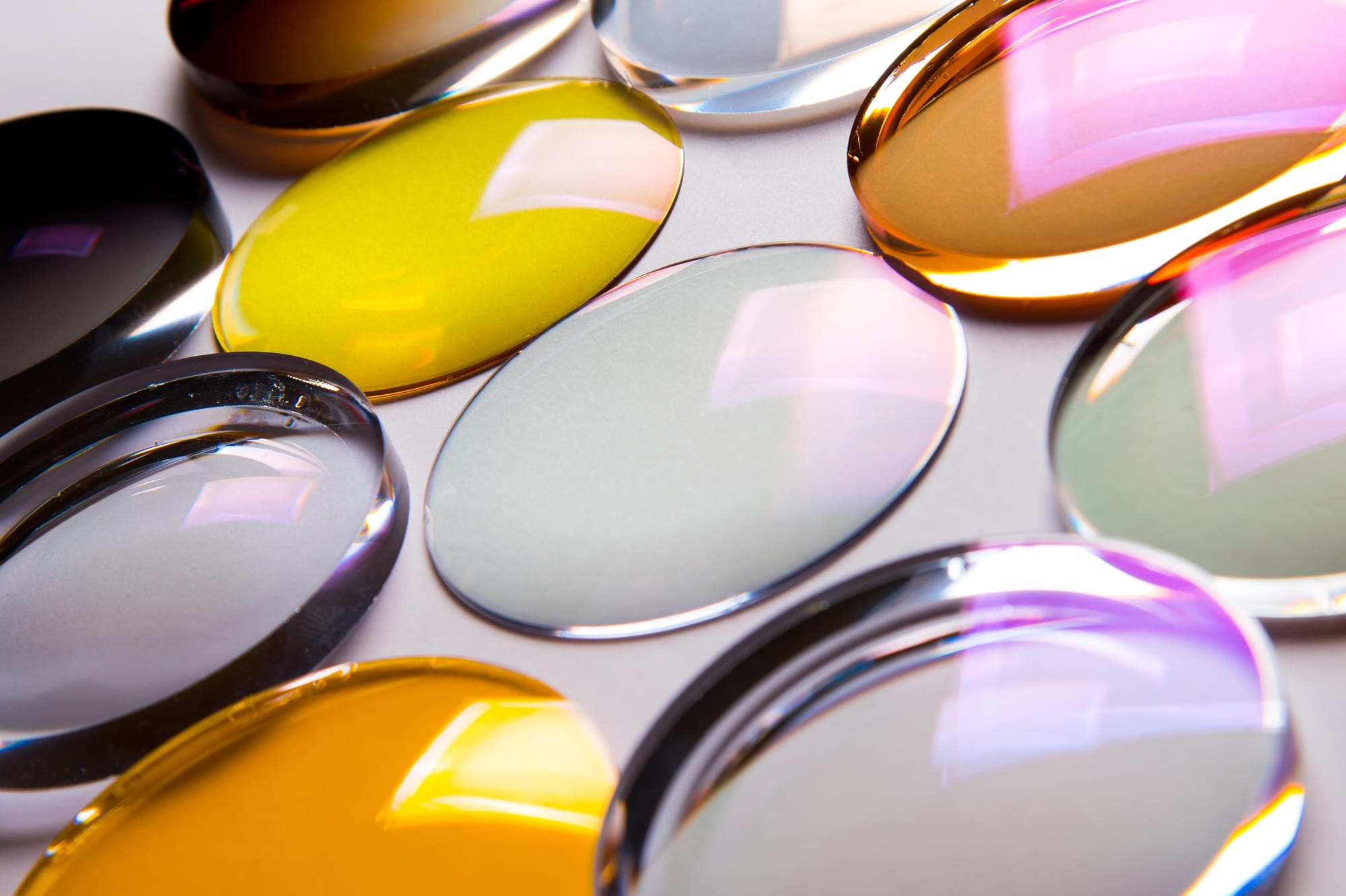 המדריך המקיף לצבעי עדשות וציפויי משקפי שמש — איך לבחור את העדשה המדויקת לכל פעילות