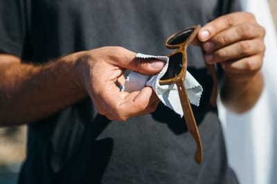 איך לנקות משקפי שמש נכון ולשמור על העדשות לאורך זמן
