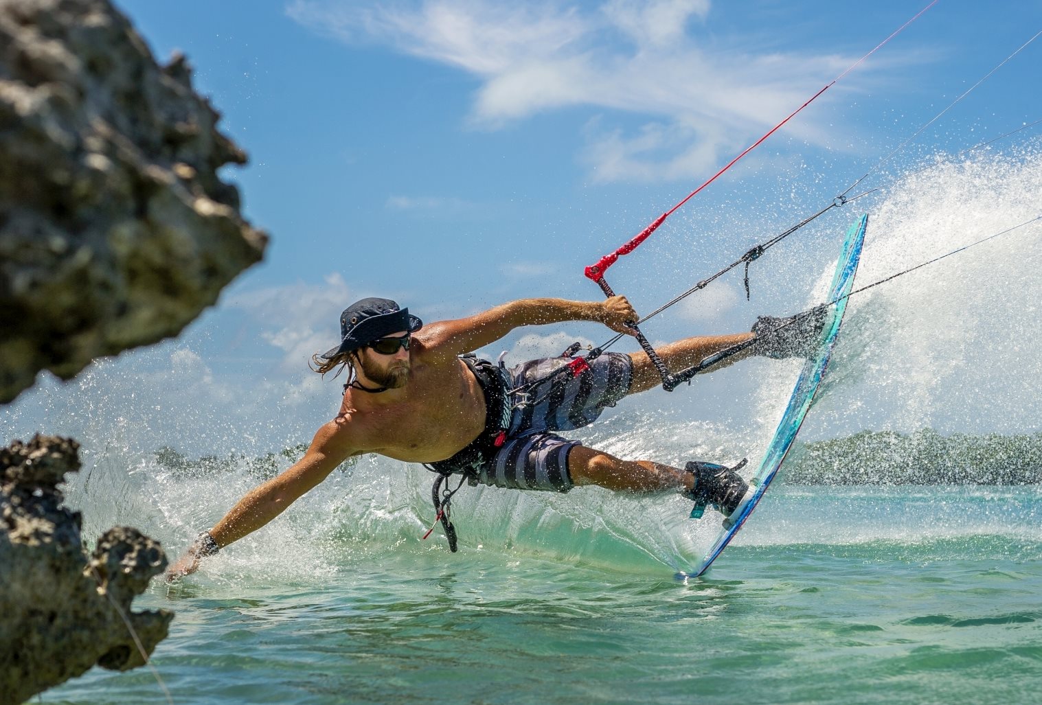 דגם Typhoon מבית LiP Sunglasses הוא הבחירה המושלמת לספורט ימי. המשקפיים מצוידים בעדשות ZEISS פולרייזד מתקדמות עם ציפויים דוחי מים, שמן ושריטות, מסגרות TR90 קלות וגמישות במיוחד