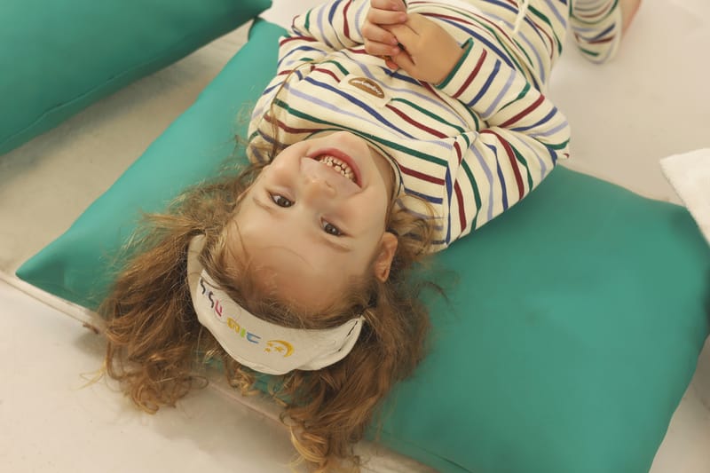 לפעמים זה מלחמת כריות, לפעמים זה לחתוך ירקות, לפעמים זה סתם להתגלגל על שטיח. תמיד זה משחק והנאה לילדים, תמיד זה מזגן לאמא...:) והכי כיף זה הרקע הנקי הזה שנותן את כל הפוקוס רק למתוק שלך...