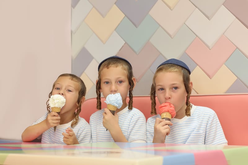 אמא משקיעה מחפשת את המקום המושלם לסט של הילדים שלה, ולא, לא תמיד זה חייב להיות סטודיו או חוץ.  הכי מיוחד זה לחפש מקום מעניין שאת אוהבת ולשלב תמונות גם משם כדי שתקבלי אלבום מושלם! תודו שהילדים שלכם לא יתנגדו ללכת לג'ימבורי או לקבל גלידת קצפת:)