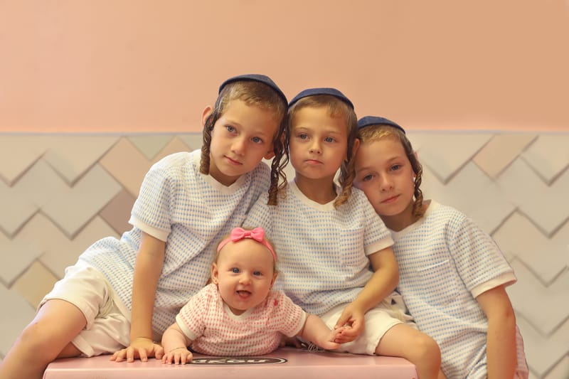 אמא משקיעה מחפשת את המקום המושלם לסט של הילדים שלה, ולא, לא תמיד זה חייב להיות סטודיו או חוץ.  הכי מיוחד זה לחפש מקום מעניין שאת אוהבת ולשלב תמונות גם משם כדי שתקבלי אלבום מושלם! תודו שהילדים שלכם לא יתנגדו ללכת לג'ימבורי או לקבל גלידת קצפת:)
