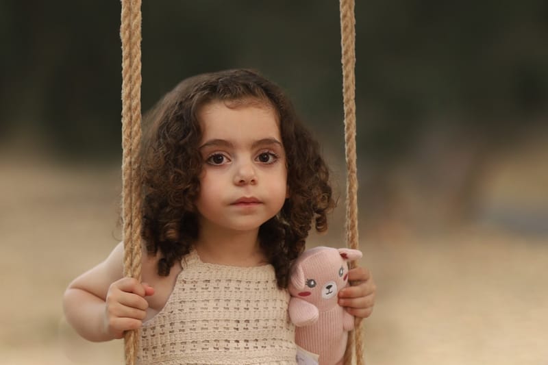 לצאת החוצה, לנוף, לשחק, להשתולל, לאכול, לחבק, לרוץ במרחבים.                         ילדים וטבע זה שמחה, זה חיות,                              זה מתיקות שאסור לפספס! 