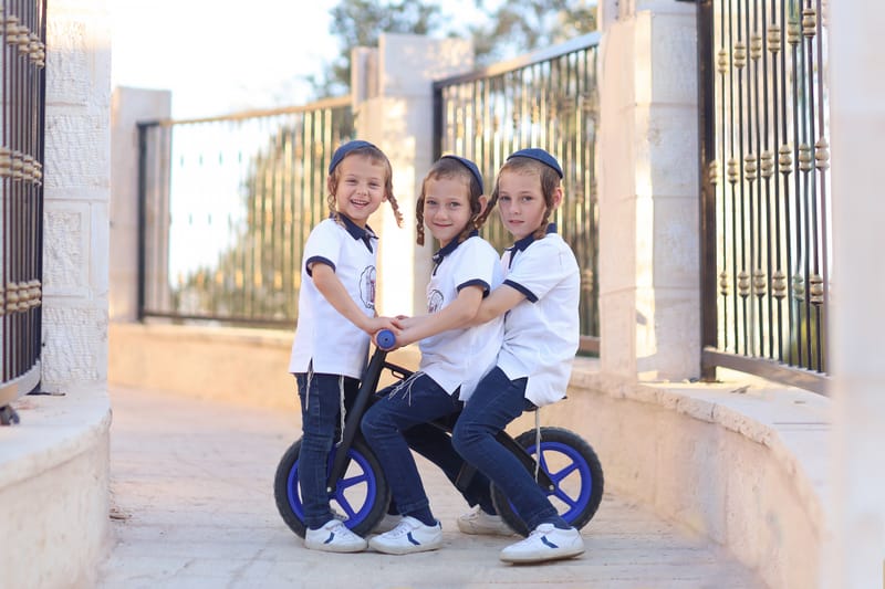 זה יכול להיות בניין משרדים גבוה, זה יכול להיות אבנים ירושלמיות, זה גם יכול להיות בקתת עץ חומה.   הנוף האורבני נותן את השילוב הזה -בין הסטודיו לחוץ, ובכל סט של חוץ תמיד כיף  להגיע אל הבקתה הזאת בסוף שהופכת את כל הסט לוואו.