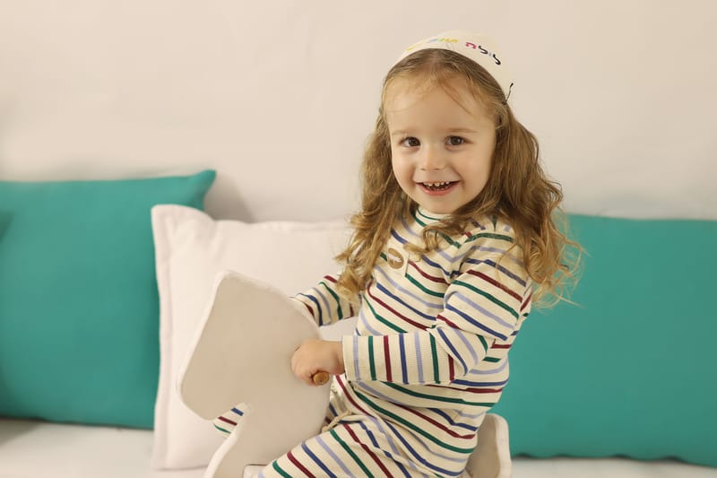 לפעמים זה מלחמת כריות, לפעמים זה לחתוך ירקות, לפעמים זה סתם להתגלגל על שטיח. תמיד זה משחק והנאה לילדים, תמיד זה מזגן לאמא...:) והכי כיף זה הרקע הנקי הזה שנותן את כל הפוקוס רק למתוק שלך...