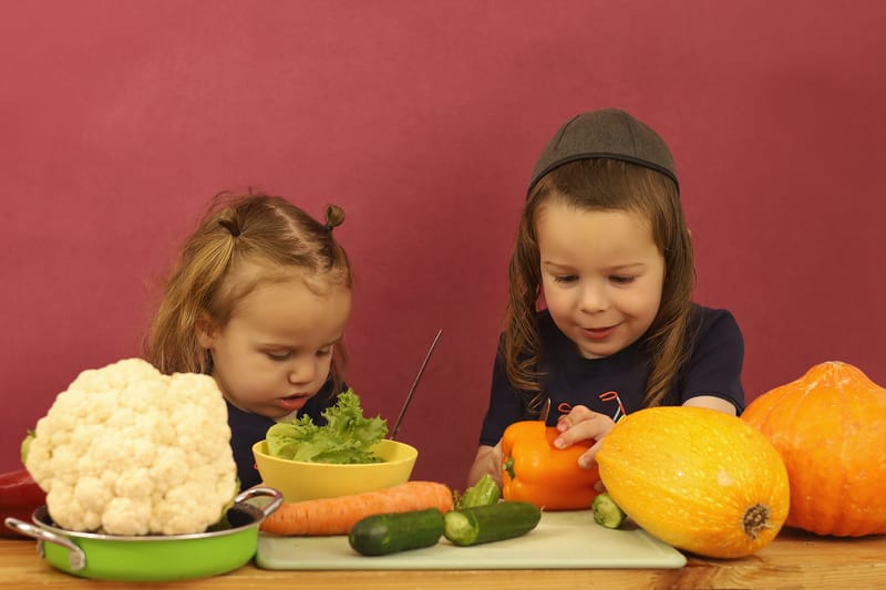 לפעמים זה מלחמת כריות, לפעמים זה לחתוך ירקות, לפעמים זה סתם להתגלגל על שטיח. תמיד זה משחק והנאה לילדים, תמיד זה מזגן לאמא...:) והכי כיף זה הרקע הנקי הזה שנותן את כל הפוקוס רק למתוק שלך...