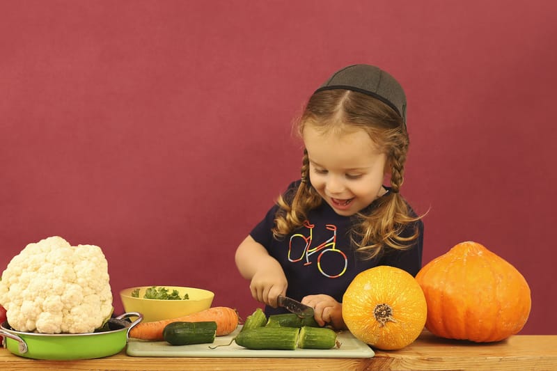 לפעמים זה מלחמת כריות, לפעמים זה לחתוך ירקות, לפעמים זה סתם להתגלגל על שטיח. תמיד זה משחק והנאה לילדים, תמיד זה מזגן לאמא...:) והכי כיף זה הרקע הנקי הזה שנותן את כל הפוקוס רק למתוק שלך...