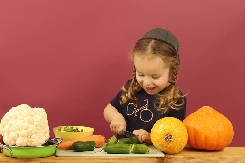 לפעמים זה מלחמת כריות, לפעמים זה לחתוך ירקות, לפעמים זה סתם להתגלגל על שטיח. תמיד זה משחק והנאה לילדים, תמיד זה מזגן לאמא...:) והכי כיף זה הרקע הנקי הזה שנותן את כל הפוקוס רק למתוק שלך...