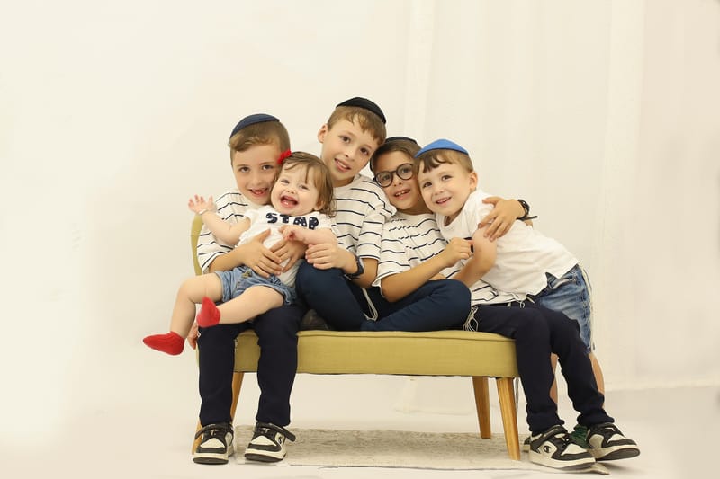לפעמים זה מלחמת כריות, לפעמים זה לחתוך ירקות, לפעמים זה סתם להתגלגל על שטיח. תמיד זה משחק והנאה לילדים, תמיד זה מזגן לאמא...:) והכי כיף זה הרקע הנקי הזה שנותן את כל הפוקוס רק למתוק שלך...
