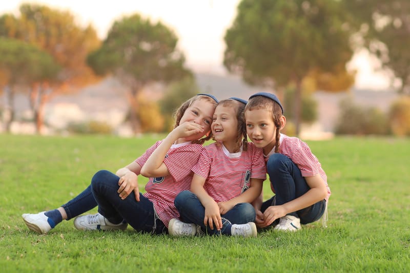 הרגע הזה שילדים רואים את מרחבי הדשא האינסופיים, הזיק הזה שנדלק בעיניים... אולי זה המרחב שמרחיב משהו, אולי זה הירוק שמרחיב את הלב, כשהופכים את כל החגיגה הזאת לתמונה זה מכניס חיות ושמחה בכל פעם שרואים את הילדים שבמרכז שוב.