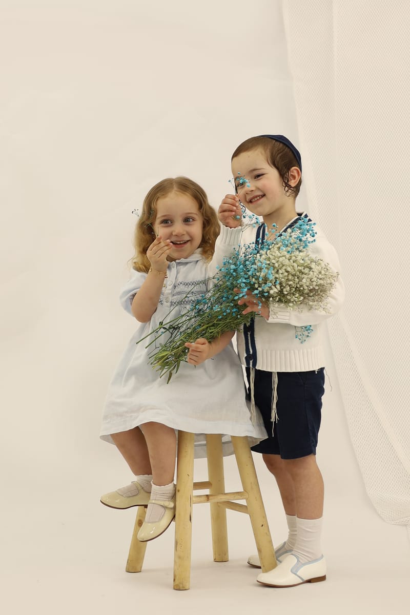 לפעמים זה מלחמת כריות, לפעמים זה לחתוך ירקות, לפעמים זה סתם להתגלגל על שטיח. תמיד זה משחק והנאה לילדים, תמיד זה מזגן לאמא...:) והכי כיף זה הרקע הנקי הזה שנותן את כל הפוקוס רק למתוק שלך...