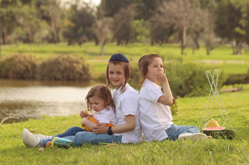 הרגע הזה שילדים רואים את מרחבי הדשא האינסופיים, הזיק הזה שנדלק בעיניים... אולי זה המרחב שמרחיב משהו, אולי זה הירוק שמרחיב את הלב, כשהופכים את כל החגיגה הזאת לתמונה זה מכניס חיות ושמחה בכל פעם שרואים את הילדים שבמרכז שוב.