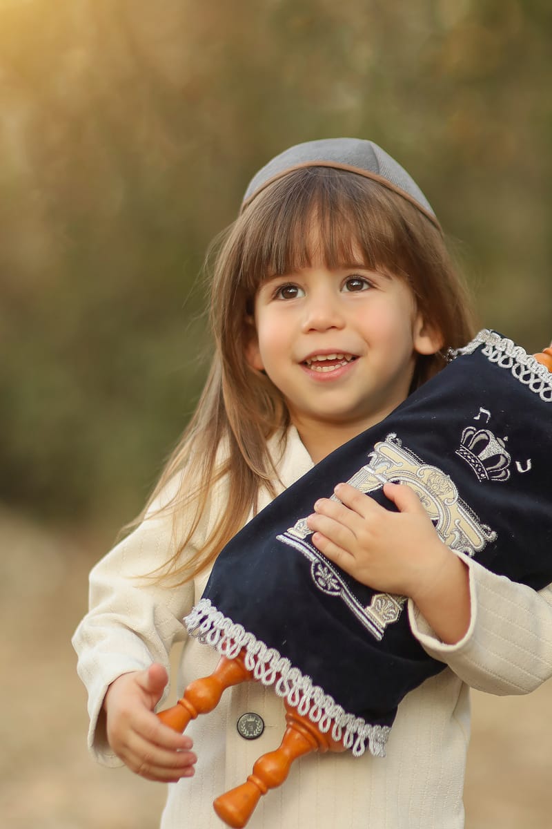 יש רגעים שאפשר להרגיש בהם את הטוהר, כזה הוא הרגע שילד חלאקה מתוק מקבל ספר תורה, או לובש ציצית בפעם הראשונה, השמחה, ההתרגשות, המתיקות ובעיקר הטוהר...:) רגעים כאלו אי אפשר שלא לתעד...