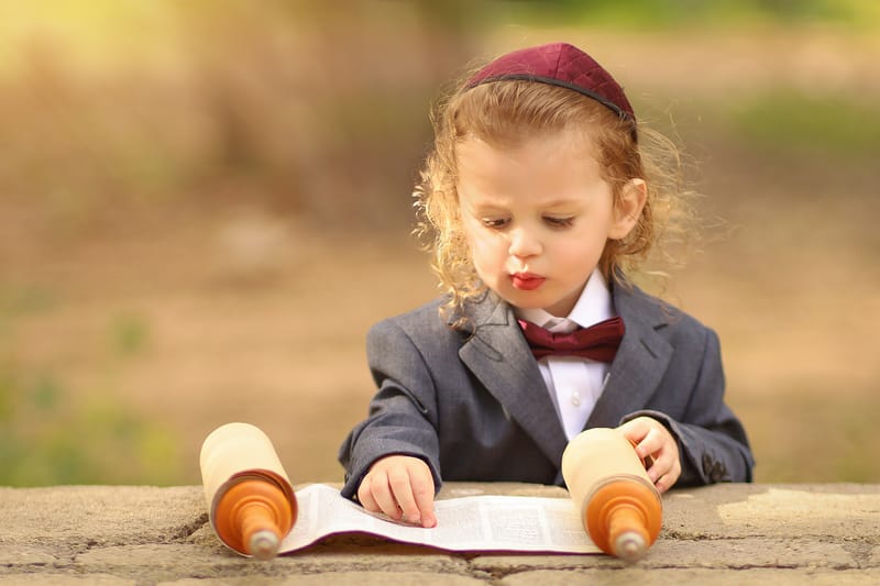 יש רגעים שאפשר להרגיש בהם את הטוהר, כזה הוא הרגע שילד חלאקה מתוק מקבל ספר תורה, או לובש ציצית בפעם הראשונה, השמחה, ההתרגשות, המתיקות ובעיקר הטוהר...:) רגעים כאלו אי אפשר שלא לתעד...