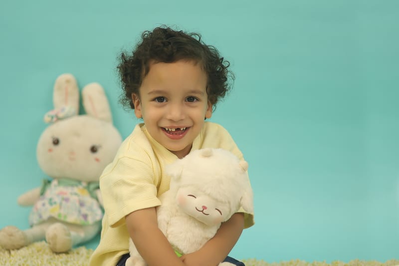לפעמים זה מלחמת כריות, לפעמים זה לחתוך ירקות, לפעמים זה סתם להתגלגל על שטיח. תמיד זה משחק והנאה לילדים, תמיד זה מזגן לאמא...:) והכי כיף זה הרקע הנקי הזה שנותן את כל הפוקוס רק למתוק שלך...